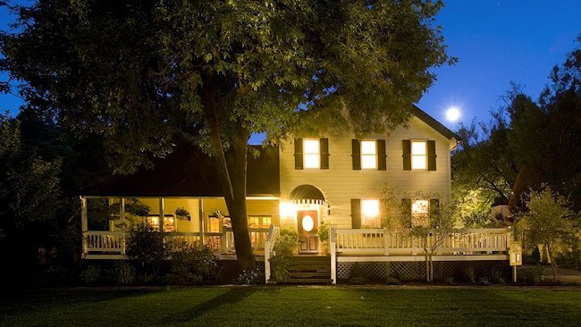 Sonoma's Farmhouse Inn Offers Two Holiday Travel Packages