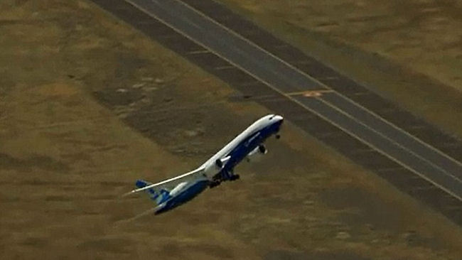 VIDEO: Boeing 787-9 Dreamliner's Near Vertical Takeoff!