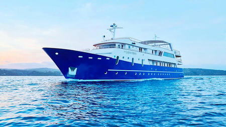 Adriatic Elegance: Yacht Lupus Mare Stunning Getaways