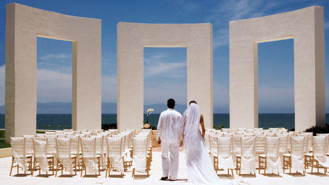 Enter Online Photo Contest to Win $13,000 Dream Wedding and Honeymoon