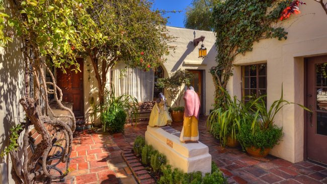 Courtyards, Corridors, and Crannies: Uncovering the Secrets of Carmel-by-the-Sea