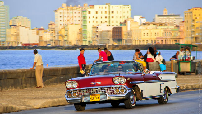 Cuba Yadira Montero,Vista del Malecoon con auto Antiguo