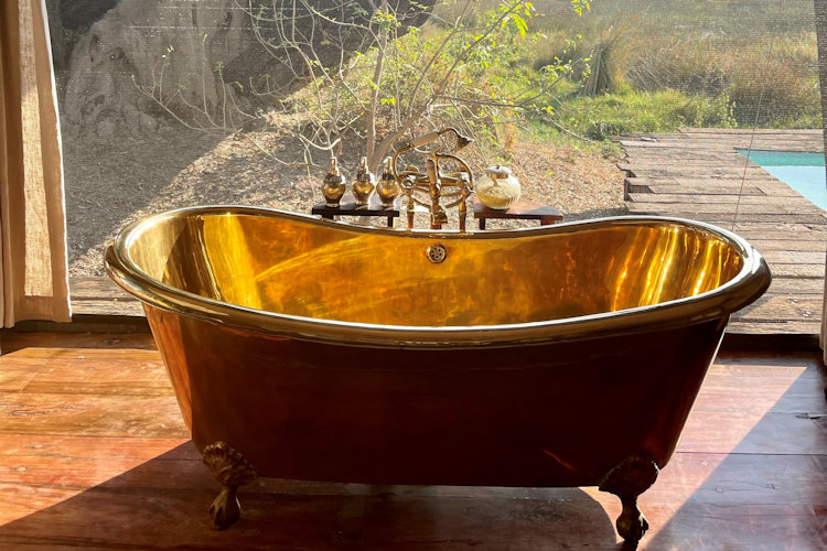 Duba Plains Camp bathtub