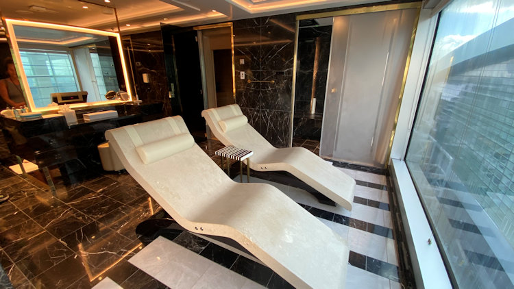 The Regent Suite spa seats
