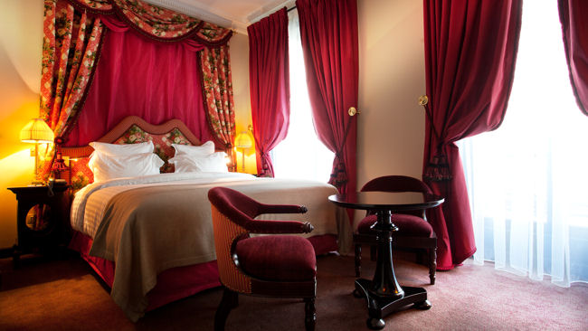 Hotel Athenee Paris guestroom