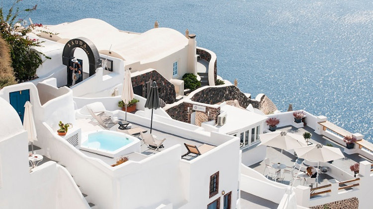 5 Tips for Renting Luxury Villas in Santorini