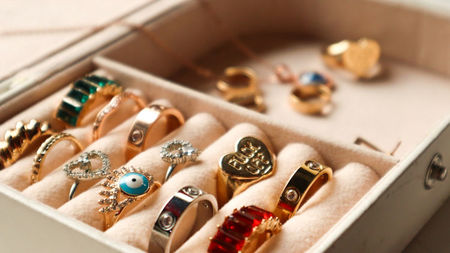10 Tips for Travelling with Jewelry and Ways to Pack It