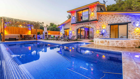 The Art of Maintaining Crystalline Waters in Private Luxury Villas