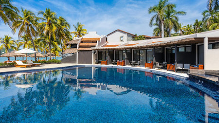 Thompson Zihuatanejo Offers 'Rendezvous for 22' Package with Swim-Up Suites