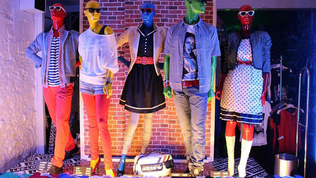 Retail Displays That Wow: Top Store Fixtures in International Tourist Hotspots