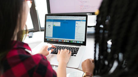 Why Online Education Is the Ideal Solution for Families Who Love to Travel