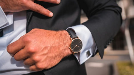 Luxury on Your Wrist: The Fashion-Forward Choice for Sophisticated Travelers