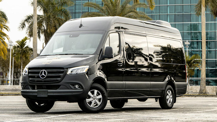 Luxury Vans Redefine Airport Transfers for Today’s Corporate Travelers