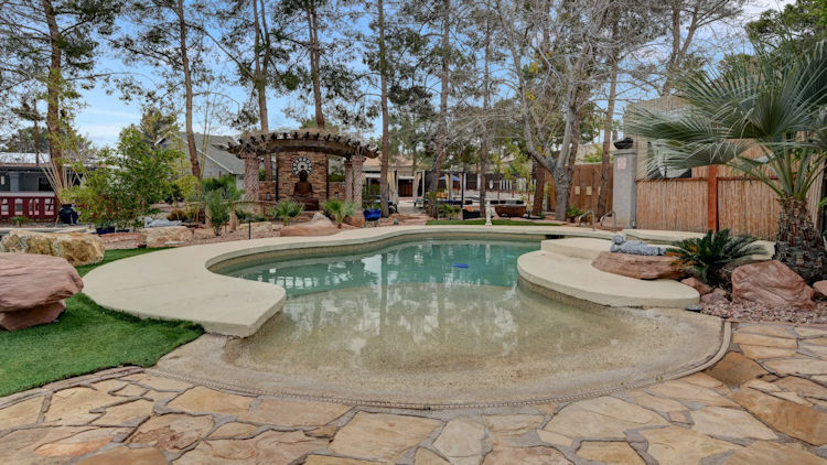 What to Look for When Booking a Vacation Home for 10+ Guests