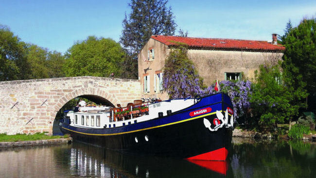 Luxury Hotel Barging a Great Alternative to Villa Rentals