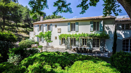 Red Savannah Villas in Provence Celebrating Famous Artists