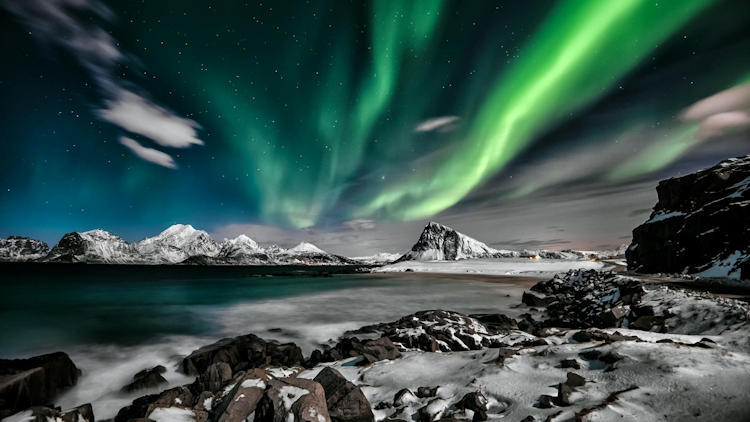 Chasing the Northern Lights: Why an Iceland Car Rental is Your Best Option
