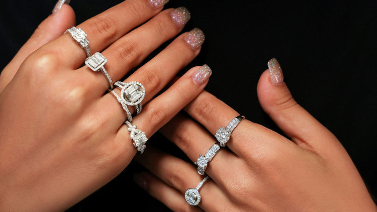 Round, Oval, or Cushion? How Diamond Shape Changes the Price in 2026