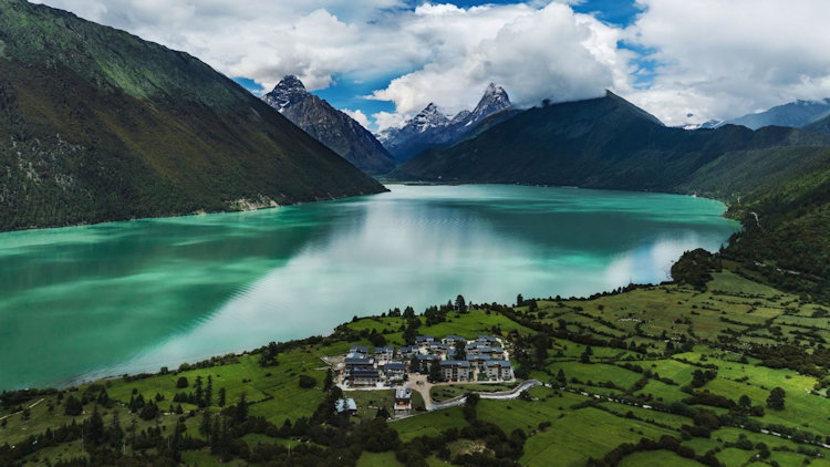 Songtsam Opens First Low-Carbon Hotel in Tibet: Songtsam Linka Retreat Lake Basong Tso
