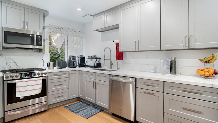 Achieving Timeless Elegance: Why Wholesale White Shaker Cabinets Are a Smart Choice for Luxury Kitchen Remodels