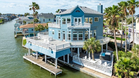 Coastal Hideaways: Stylish Vacation Homes in Laid-Back Luxury Towns