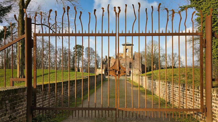 From Iron Gates to Smart Locks: How Chicago's North Shore Estates Secure Their Perimeter