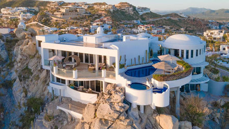 Why Are Rental Villas So Popular? What Is a Villa Vacation Like?