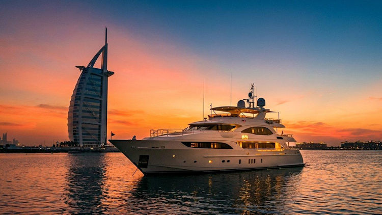 The Design of a Dubai Yacht Evening: How Skyline, Light, and Curated Detail Come Together