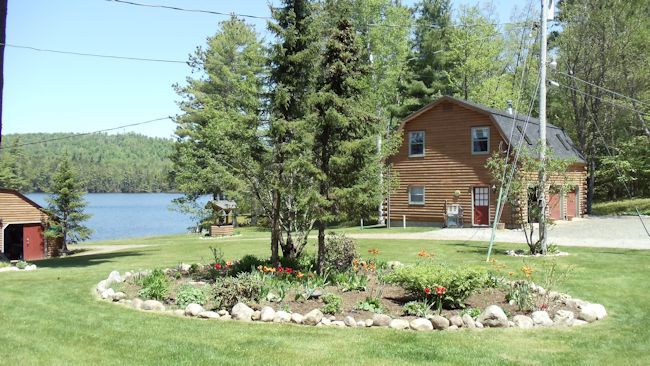 A Captivating Lakeside Retreat in the Adirondacks