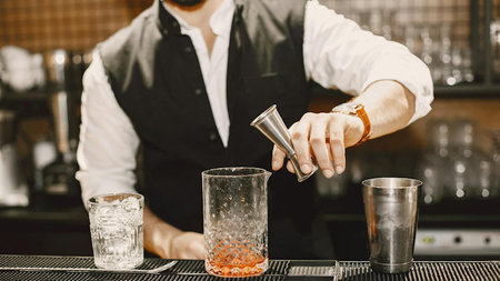 How Mixology Lessons Provide a Safe and Fun Experience 