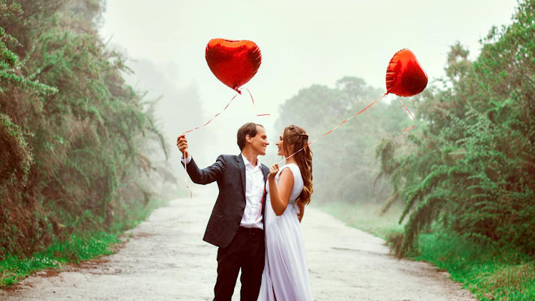 Foil Balloons vs Latex Balloons for Wedding Decorations