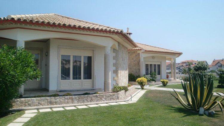 Luxury Villa Owners Prioritize Climate Control Reliability for Summer Guest Comfort