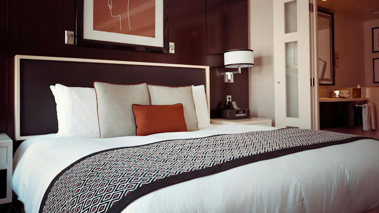 Luxury Sleep: Why Top Resorts Choose Hybrid Over Innerspring Mattresses
