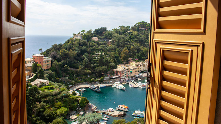 Atmosphere in Words: How language creates a sense of place before the guest even arrives