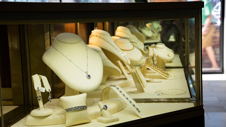 How to Keep Your Summer Jewelry Sweet and Simple for Elegant, Timeless Appeal