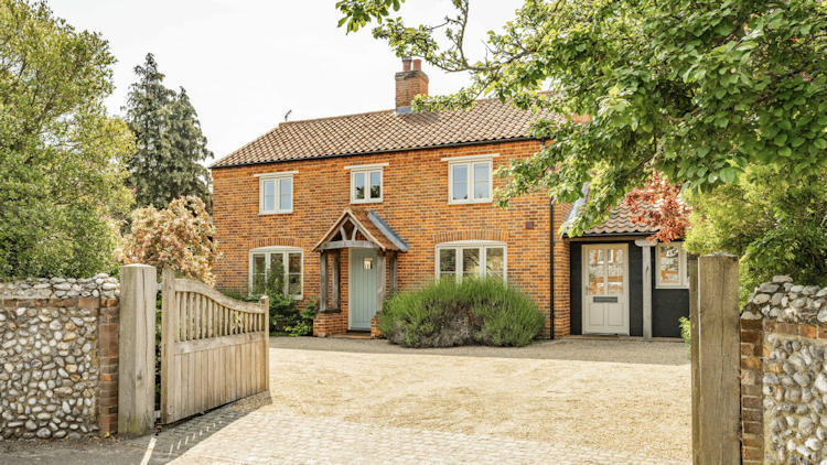 Experience the Charm of Norfolk, England – From Coast to Countryside