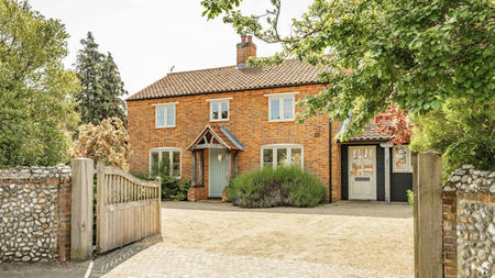 Experience the Charm of Norfolk, England – From Coast to Countryside