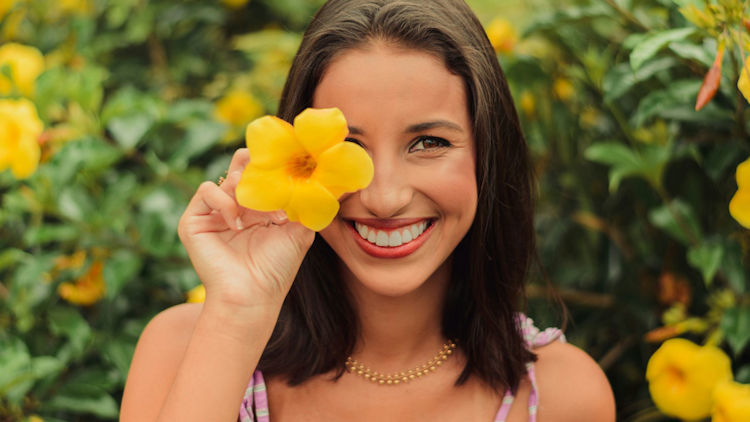 How to Maintain a Bright, Healthy-Looking Smile