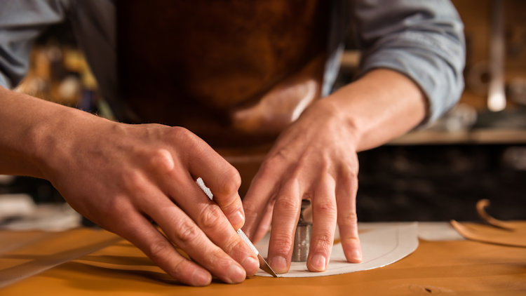 What Makes Stingray Leather Bags Unique? A Look at Styles and Craftsmanship