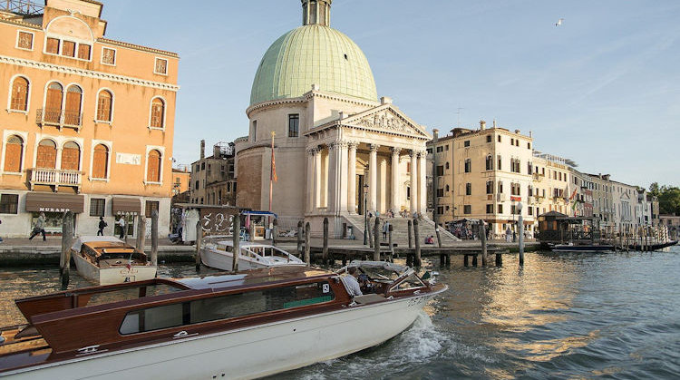 Luxury Camp Italy Offers Lagoon Sightseeing Shuttle to Murano Island