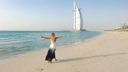 What are the Requirements for Tourists Entering Dubai on a Visitor Visa?