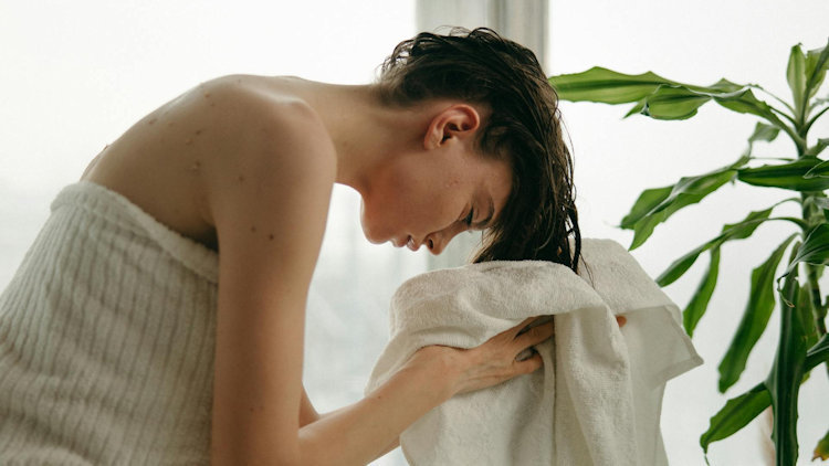 How to Hydrate a Dry Scalp Naturally (Simple Routine That Works)