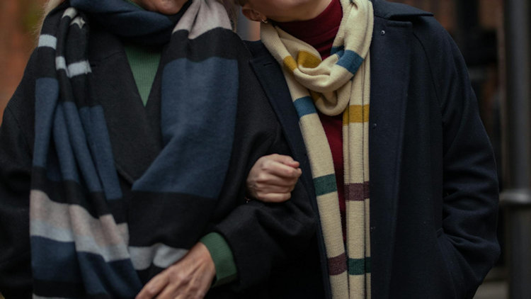 The Ultimate Guide to Cashmere Scarves: Style, Quality, and Care