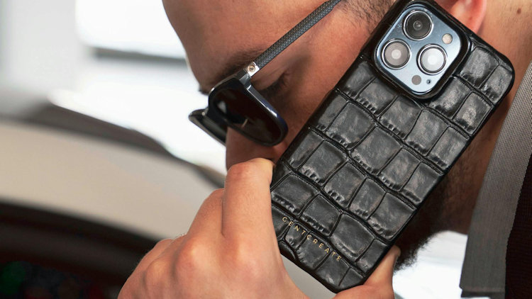 Luxury Travel Tech Essentials: Slim vs. Military iPhone 17 Pro Cases for Modern Travelers