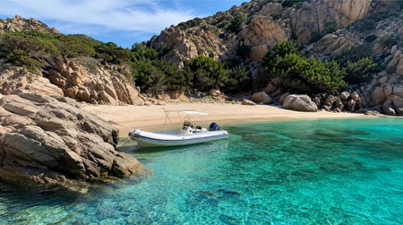 Exploring Hidden Beaches and Why Smaller Boats Offer Bigger Experiences