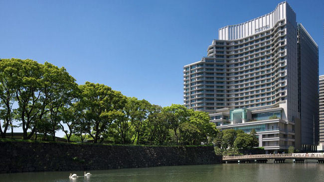 Hotels Dangle Larger Than Life Video As Lures to Guests