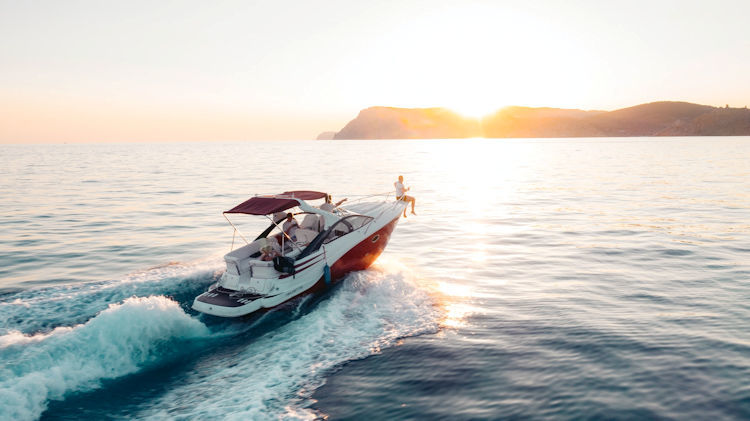 7 Must-Haves for Spending the Day on the Boat