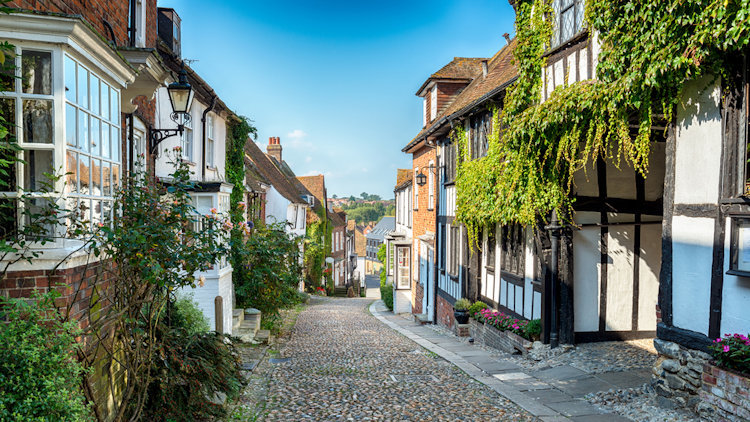 5 Quaint Villages to Book a UK Party House Before the Wedding