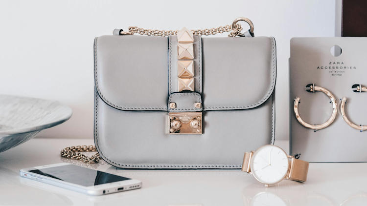 The Role Fashion Accessories Play in Balancing Simplicity and Sophistication