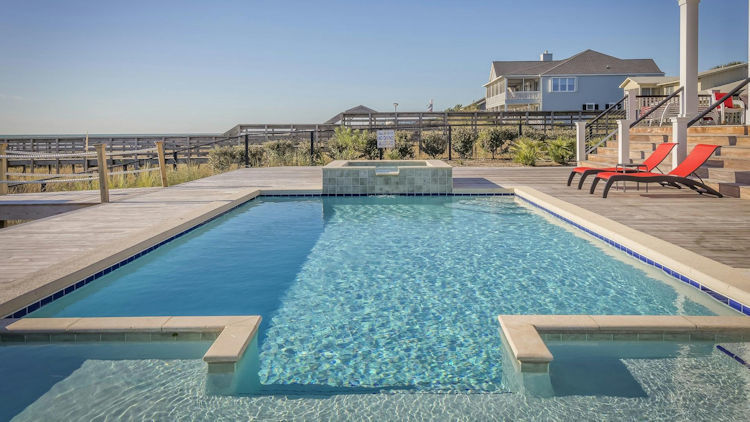 Elements That Define a Luxury Pool Experience